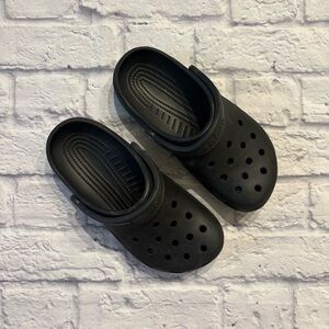 Crocs black classic slip-on clog shoes (size 6 youth)